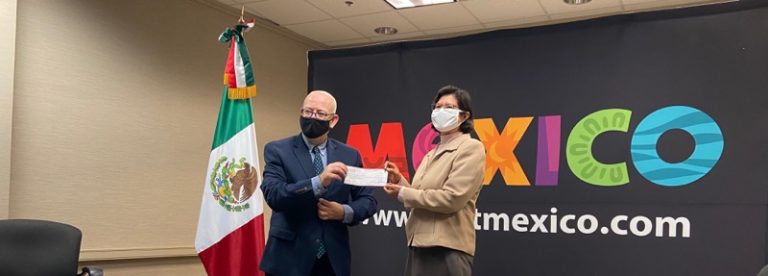 La Casita Receiving a Grant from the Mexican Consulate