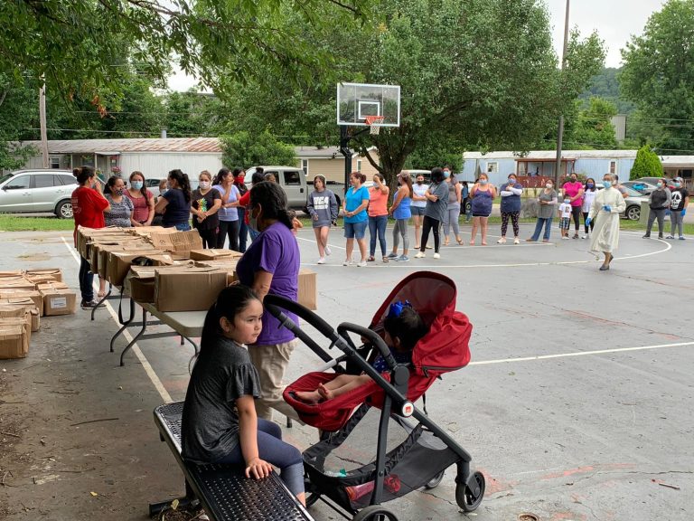 La Casita Continues Distributing Food to Families in Need